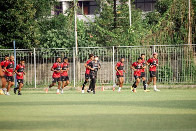 Tim bali united saat lakoni sesi latihan jelang piala afc f pfop.jpg