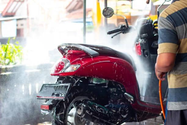 Mitos atau Fakta: Mencuci Motor saat Mesin Panas Bisa Rusak Blok?