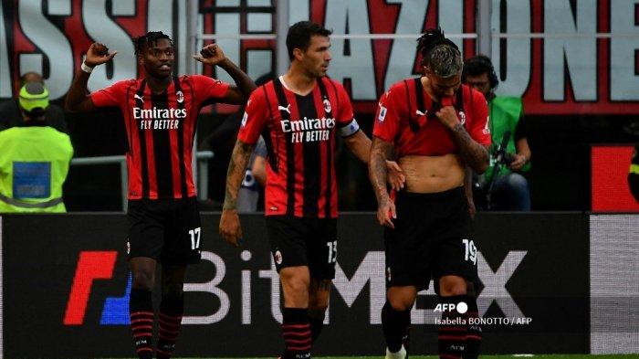 Rafael leao kiri melakukan selebrasi dengan rekan satu timnya setelah mencetak gol.jpg